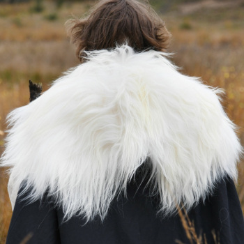 Preview: Schulterfell aus Nordlandschnucken-Fell - weiß  - L/XL